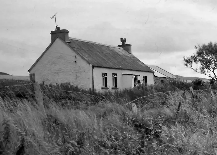 Teach Roisin-Traditional Irish Holiday Cottage In Malin Head.